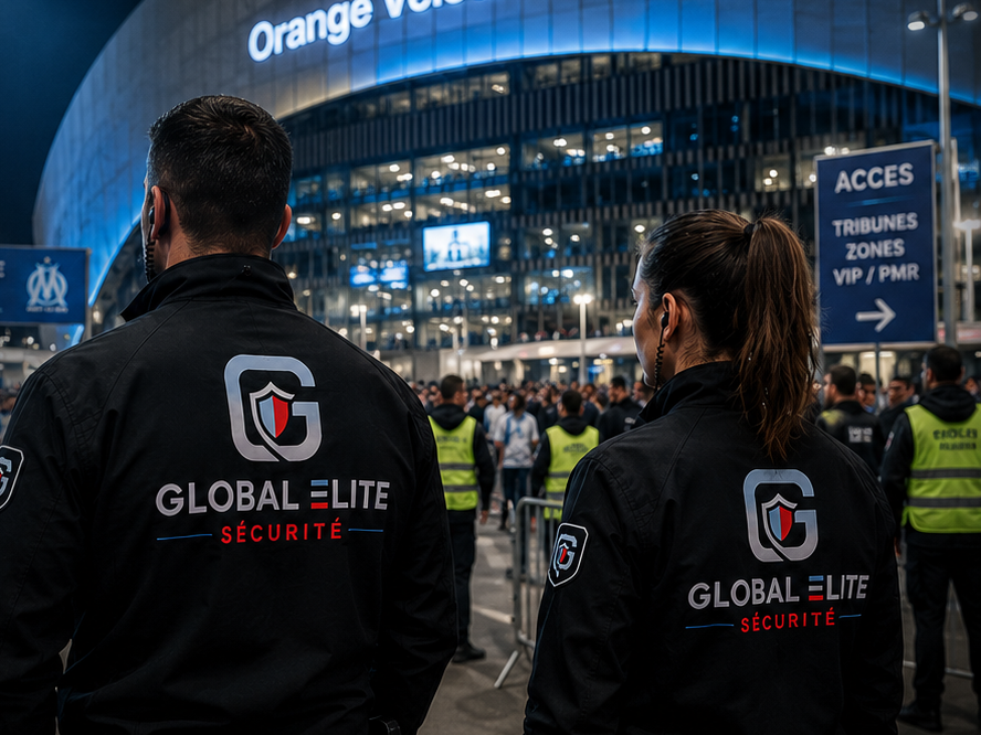 Agent de sécurité encadrant les supporters à l'entrée d'un stade